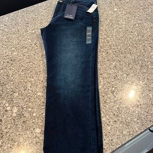New with tags! Gap girlfriend. Stretch/mid rise/tapered/dark indigo color